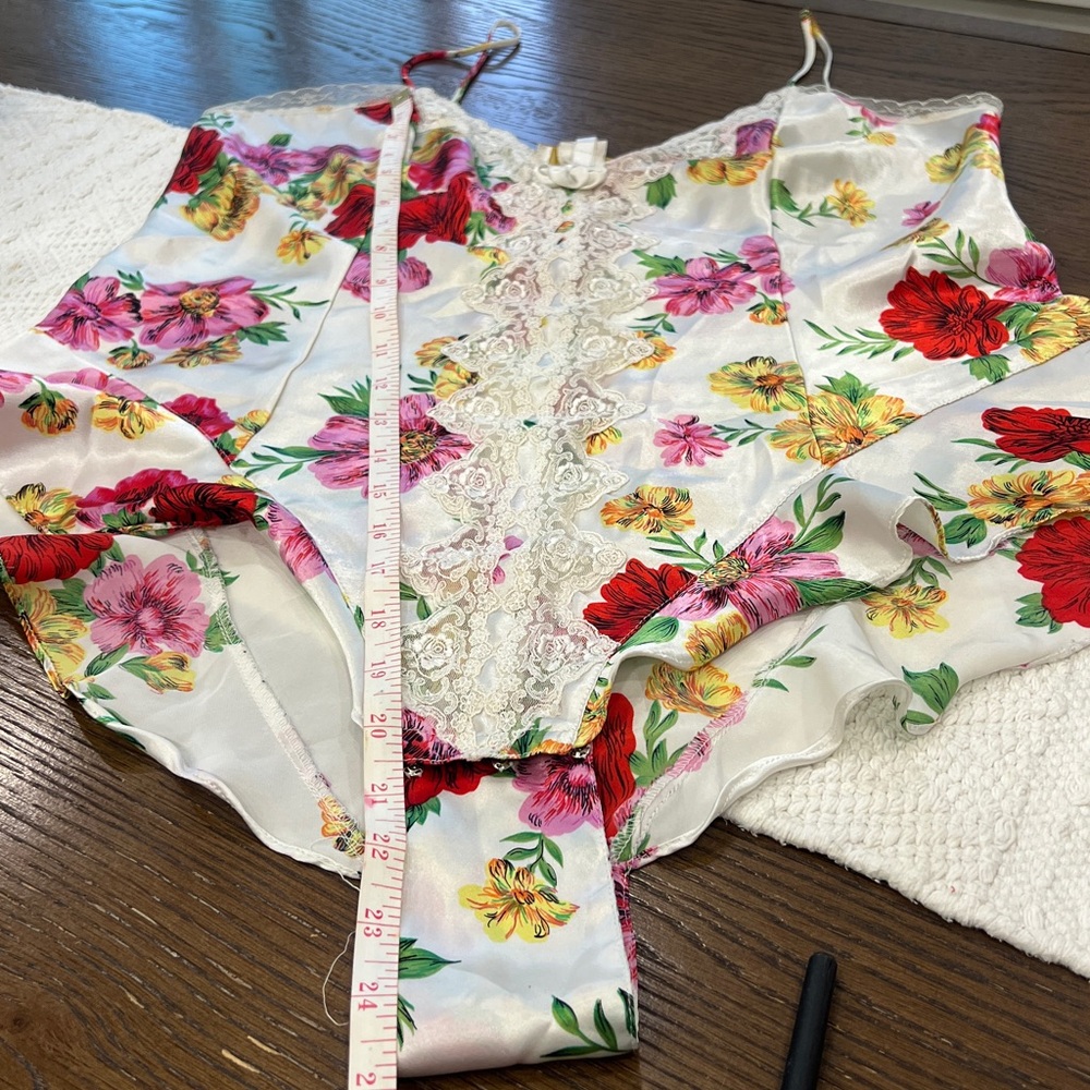 🎁🎁♥️♥️Vintage Victoria's Secret Floral Satin Chemise with Lace - Picture 15 of 15